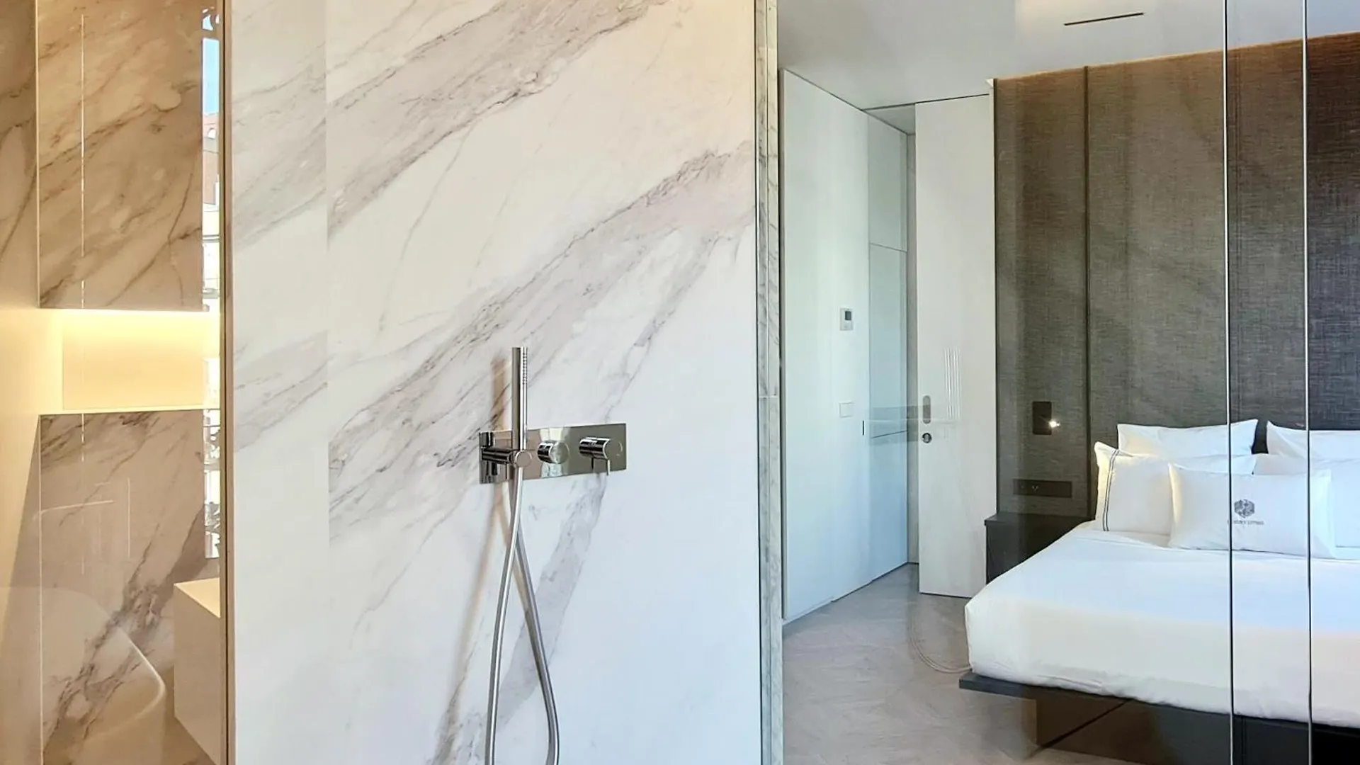 Elegant Minimalist Retreat In Barcelona Apartamento